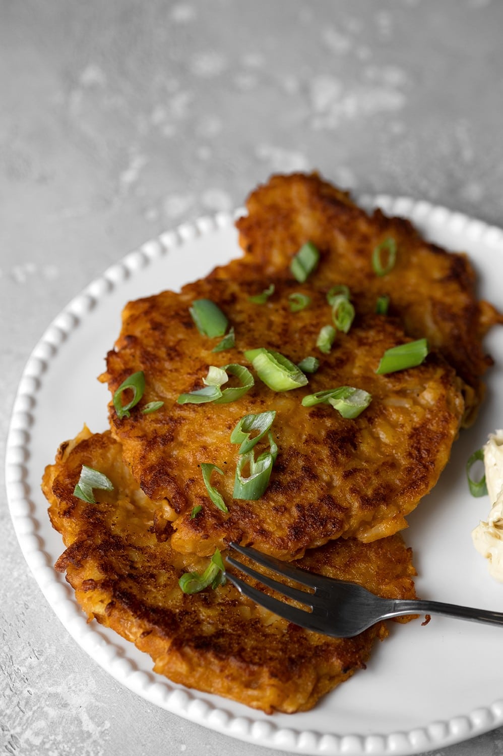 Latkes vegan au potiron et aux pommes de terre - Healthy Alie Latkes vegan au potiron et aux pommes de terre - Healthy Alie