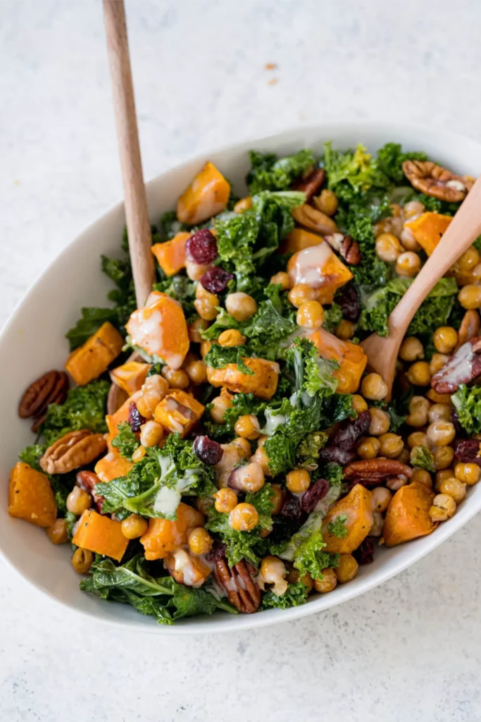 Salade de chou kale, patate douce rôtie, pois chiches et sauce tahini érable