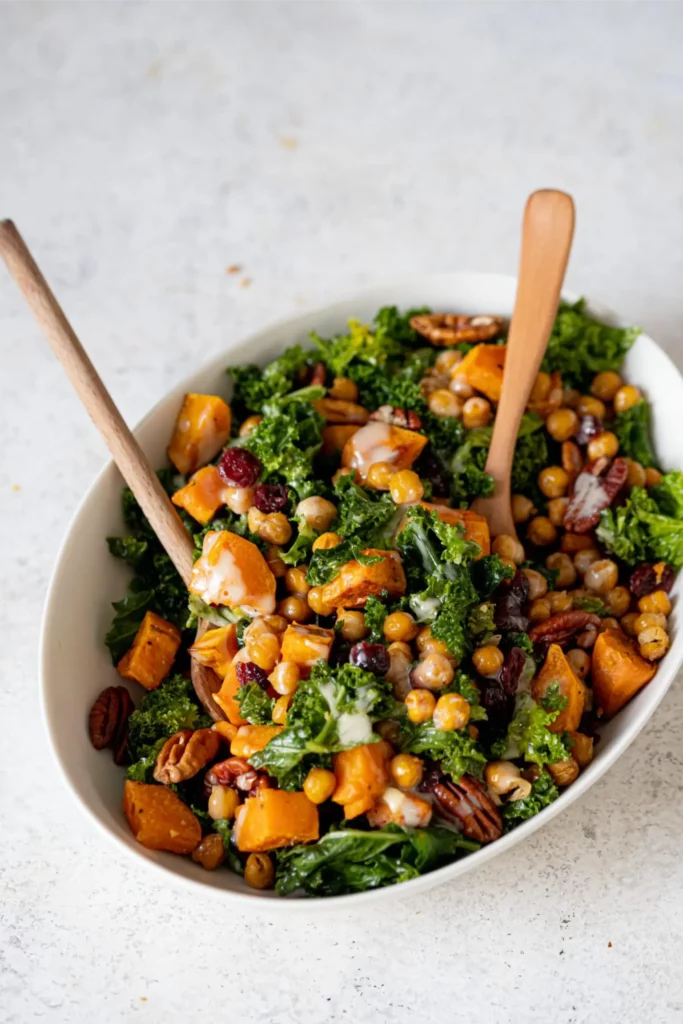 Salade de chou kale avec patate douce rôtie, pois chiches grillés et cranberries