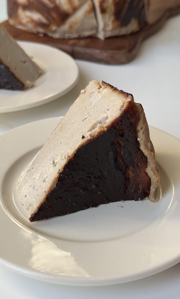 Cheesecake basque vegan à la crème de marrons, ultra fondant et facile, sans fromage, préparé au blender et cuit sans fond de biscuit.