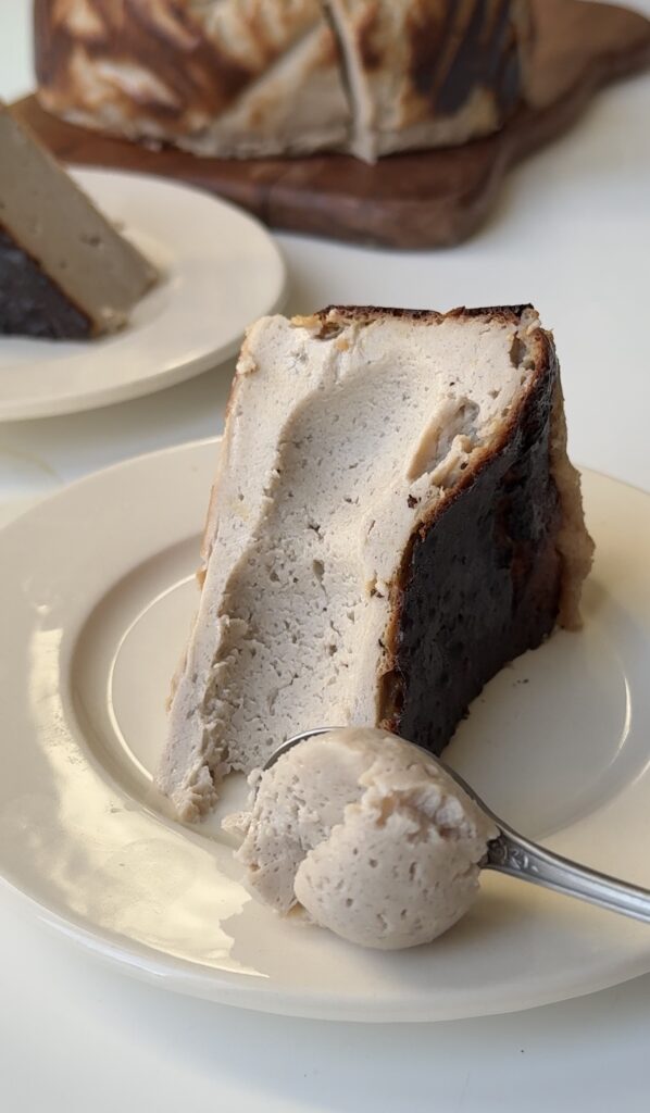 Cheesecake basque vegan à la crème de marrons, ultra fondant et facile, sans fromage, préparé au blender et cuit sans fond de biscuit.