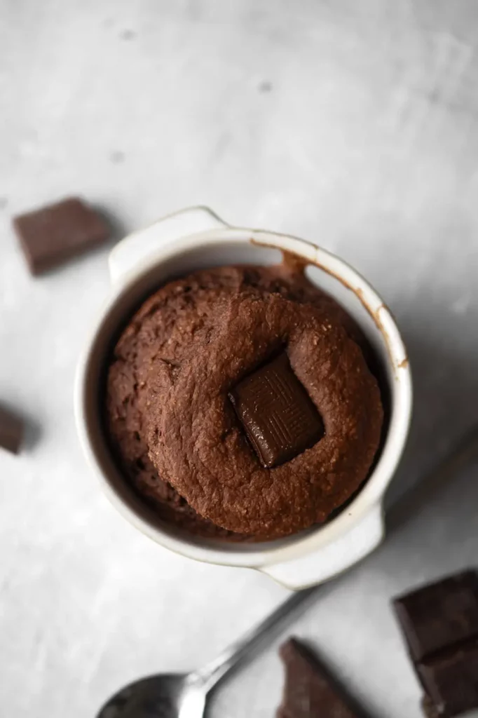 Mug cake banane chocolat healthy avec carré de chocolat fondant