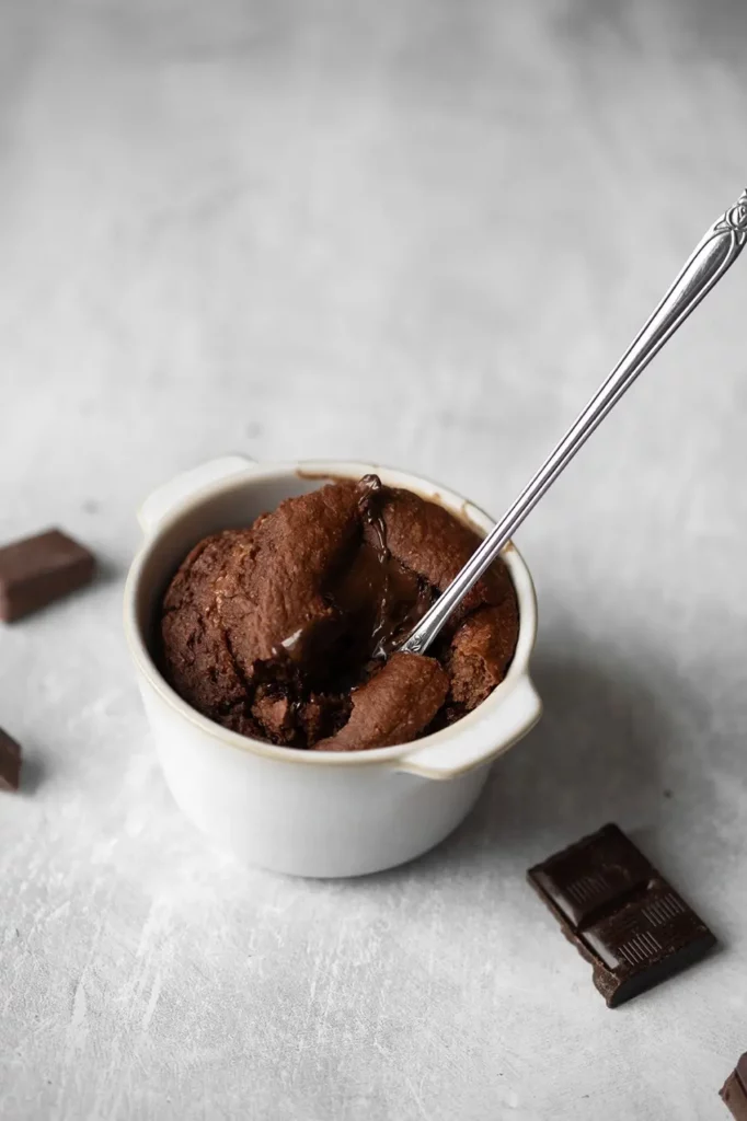 Mug cake banane healthy au chocolat dans un bol