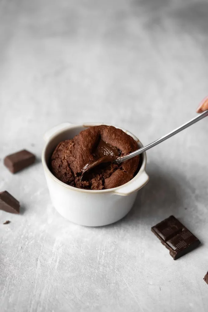 Mug cake chocolat banane healthy avec cuillère