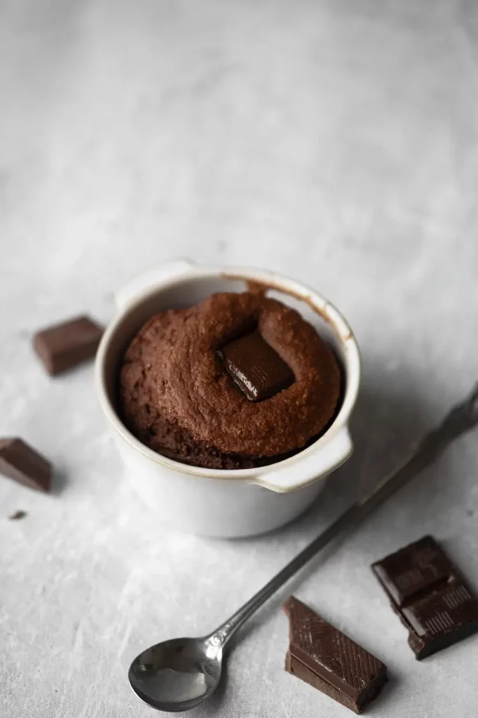 Mug cake healthy banane chocolat servi avec du chocolat noir