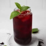 Verre de jus de bissap maison à l'hibiscus et à la menthe
