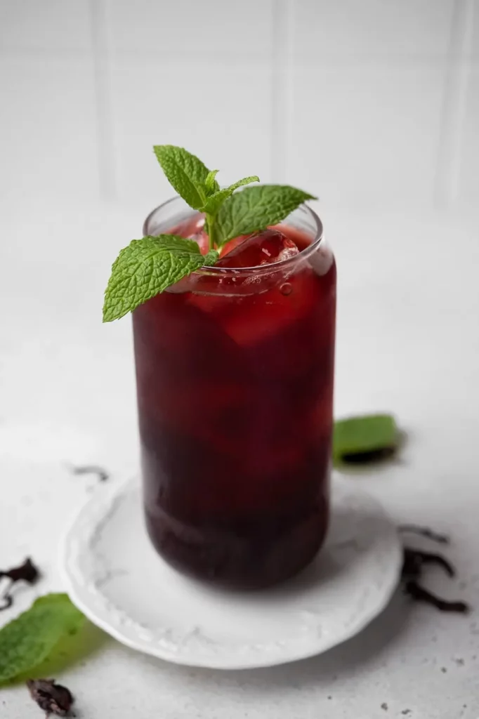Verre de jus de bissap maison à l'hibiscus et à la menthe
