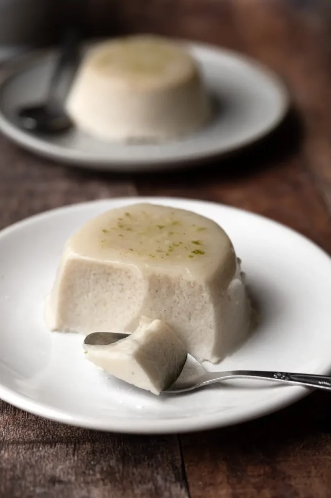 Blanc-manger coco antillais vegan entamé sur une assiette
