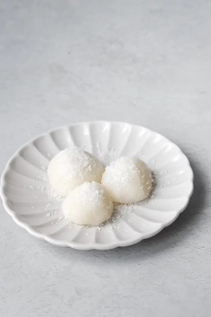 Boules coco à la farine de riz gluant dans une assiette blanche