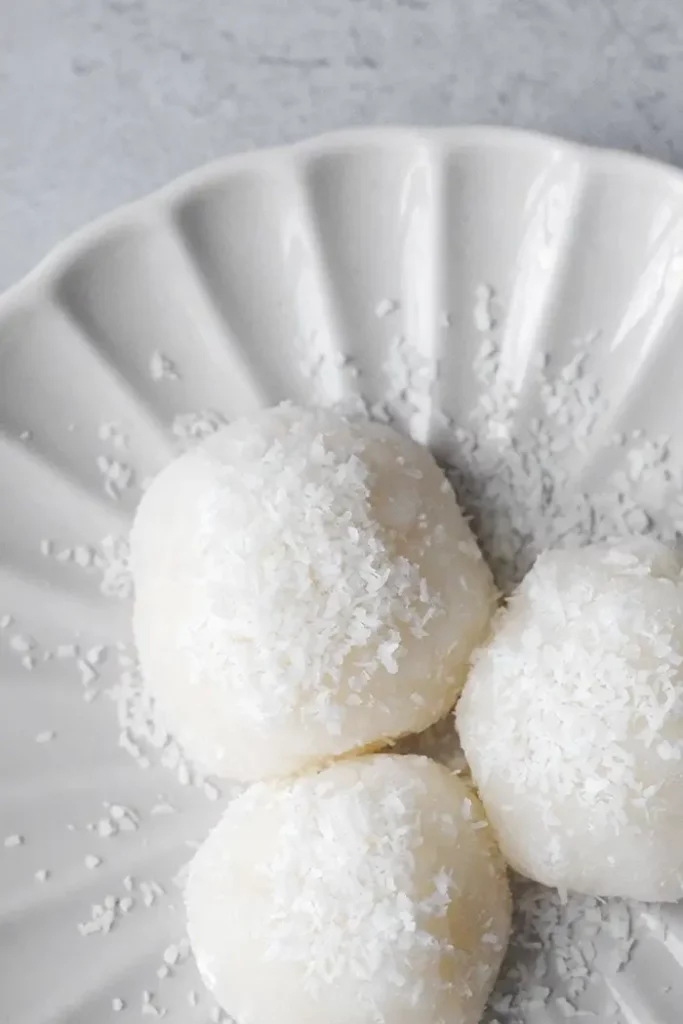 Boules coco roulées dans la noix de coco râpée
