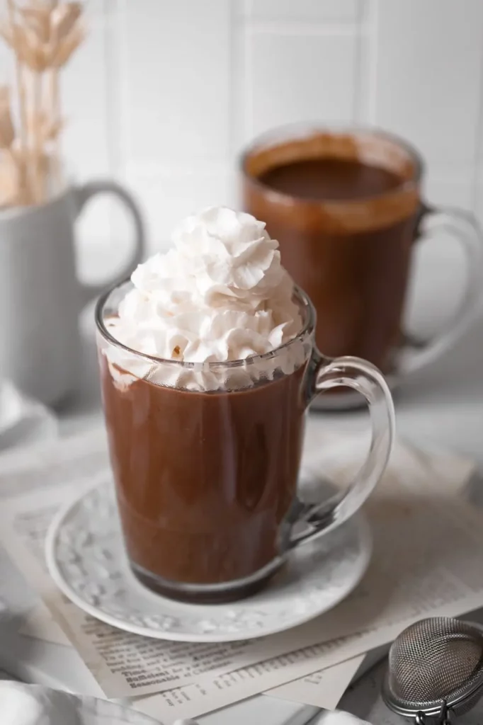Chocolat chaud vegan crémeux servi avec chantilly