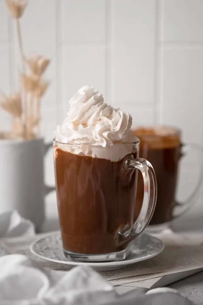 Tasse de chocolat chaud vegan avec chantilly végétale