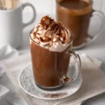 Chocolat chaud vegan épais avec chantilly végétale