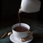 Chocolat communion antillais versé dans une tasse