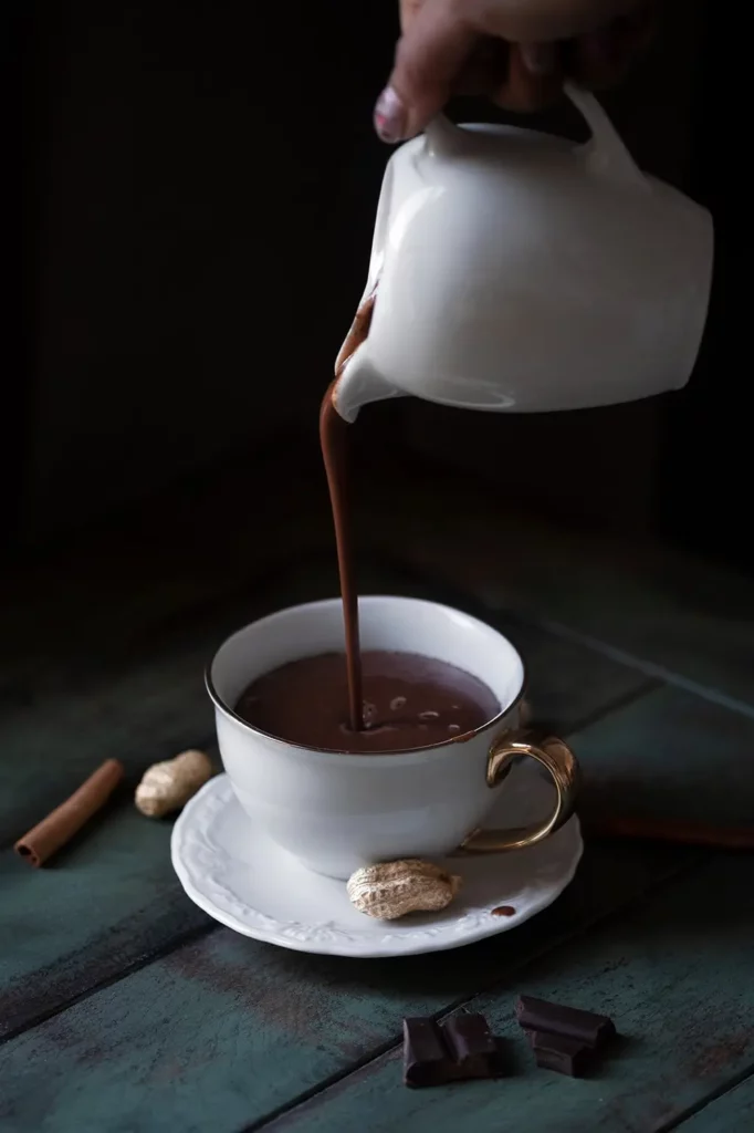 Chocolat communion antillais versé dans une tasse