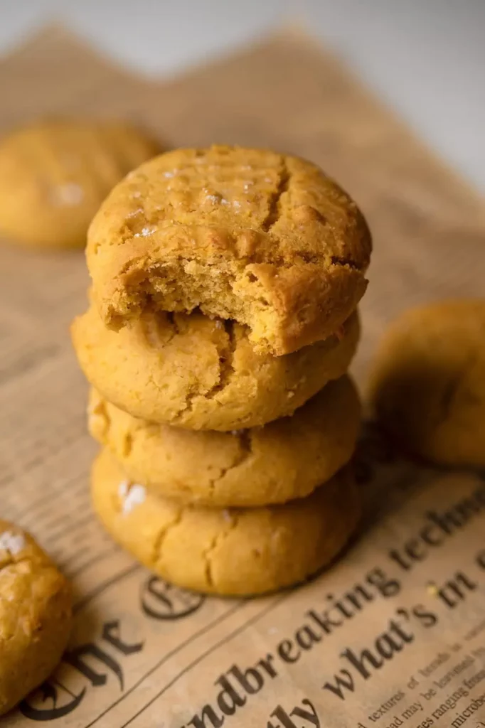 Cookies sans gluten à la citrouille et au tahini empilés