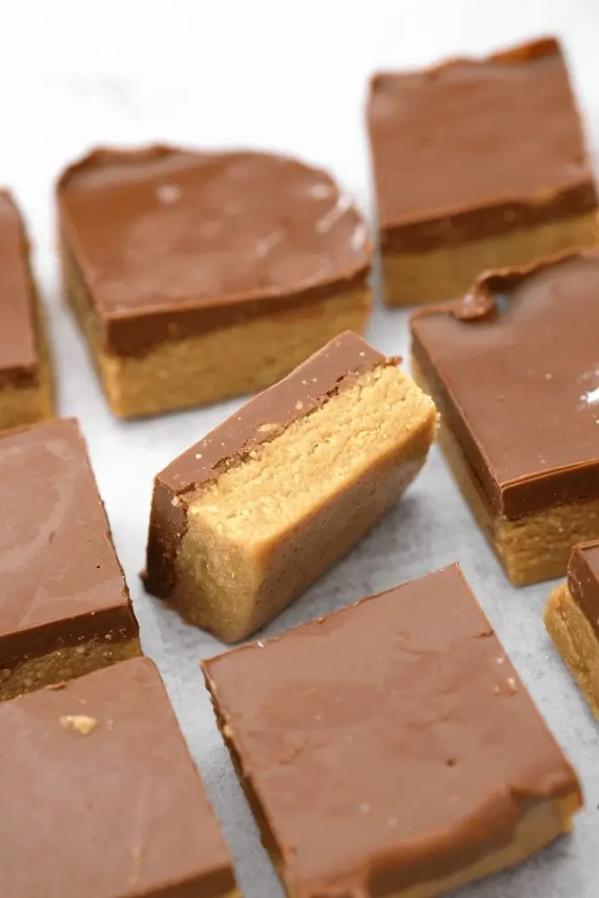 Ingrédients pour des barres sans cuisson au beurre de cacahuète et chocolat