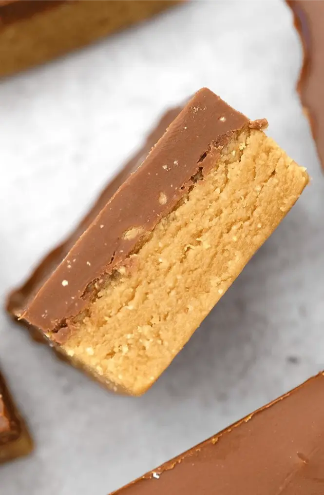 Barres chocolat beurre de cacahuète sans cuisson découpées en carrés