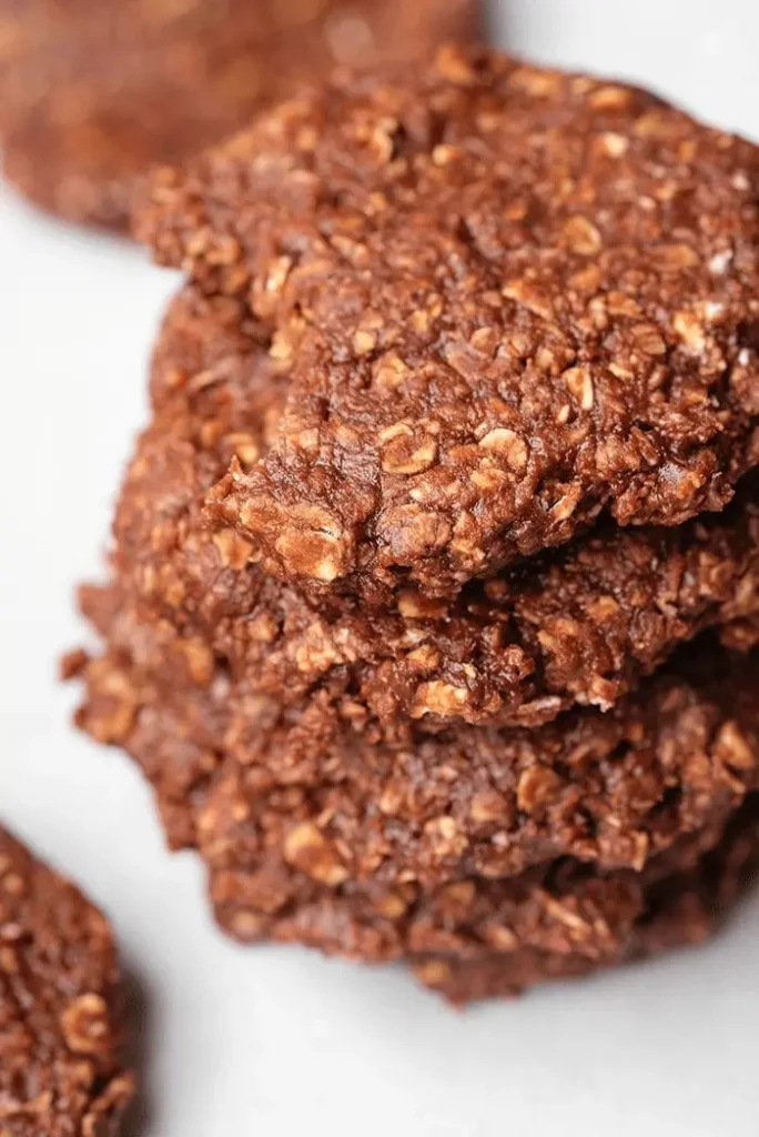 Cookies sans cuisson aux flocons d’avoine et chocolat empilés