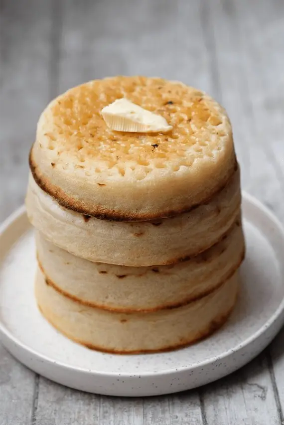 Crumpets anglais dorés servis pour le brunch