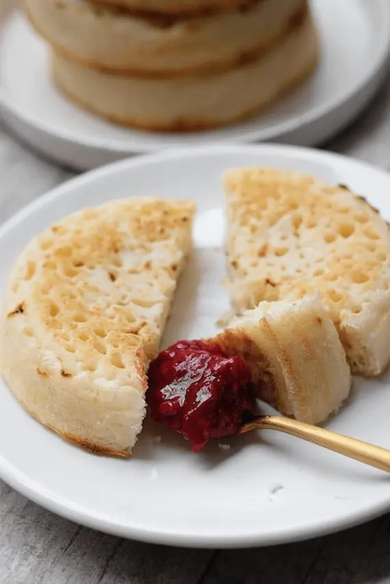 Crumpets anglais moelleux avec leurs petits trous