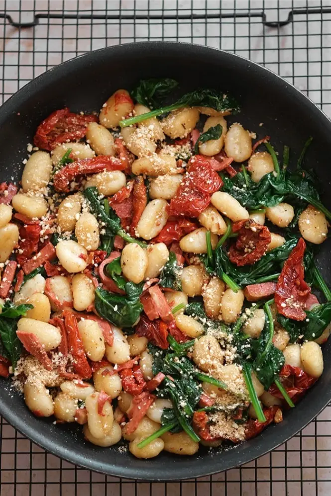 Poêlée de gnocchis sans gluten avec tomates cerises et épinards