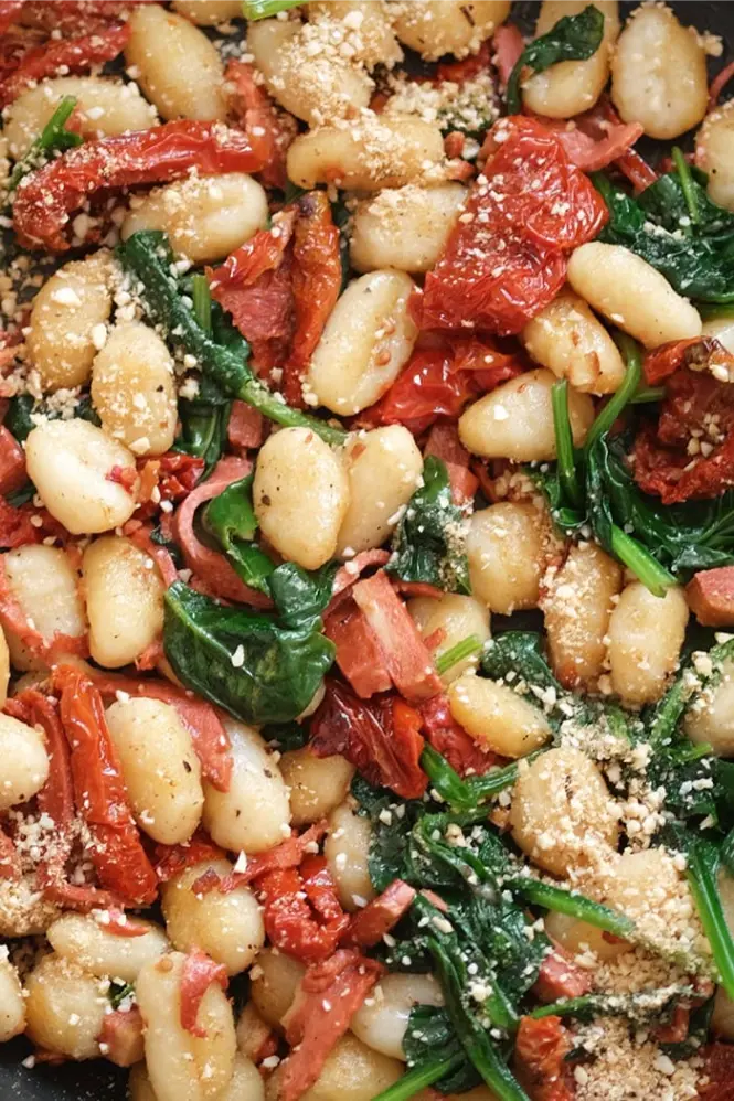 Gnocchis vegan et sans gluten servis avec tomates cerises et épinards