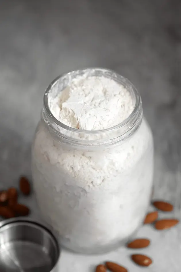 Amandes mixées pour préparer de la farine d’amande maison