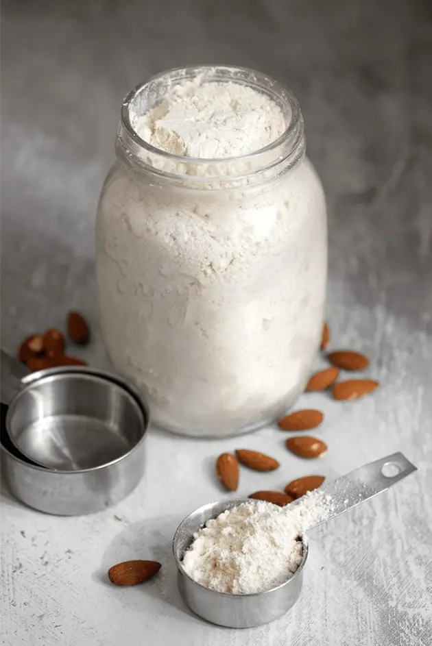 Farine d’amande maison dans un bol avec des amandes