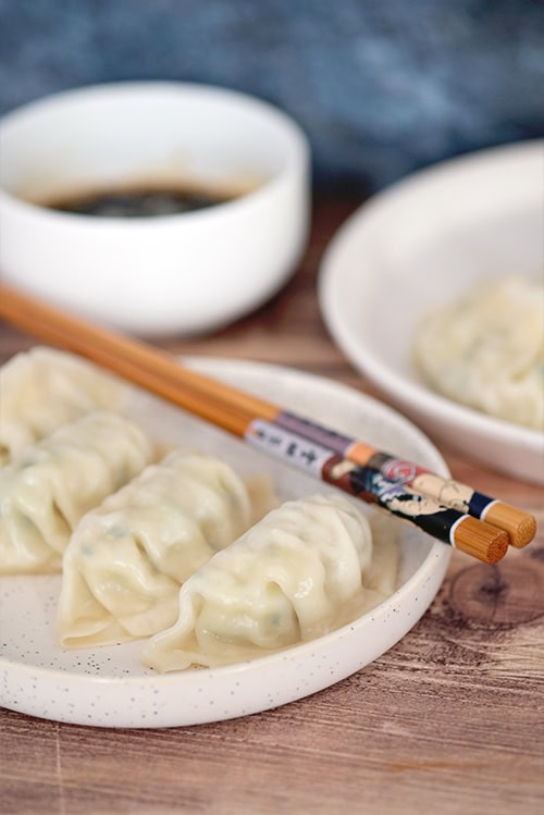 Gyozas maison cuits à servir avec une sauce