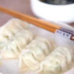 Gyozas vapeur servis avec une sauce pour gyoza