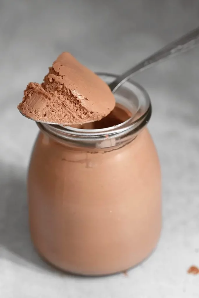 Mousse au chocolat au tofu soyeux crémeuse dans un pot