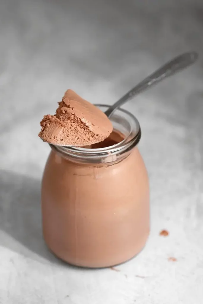 Mousse au chocolat au tofu soyeux vegan dans une verrine