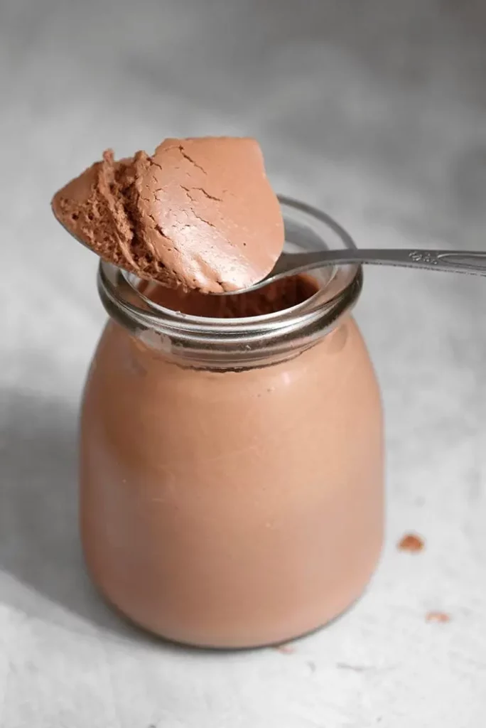 Cuillère de mousse au chocolat au tofu soyeux