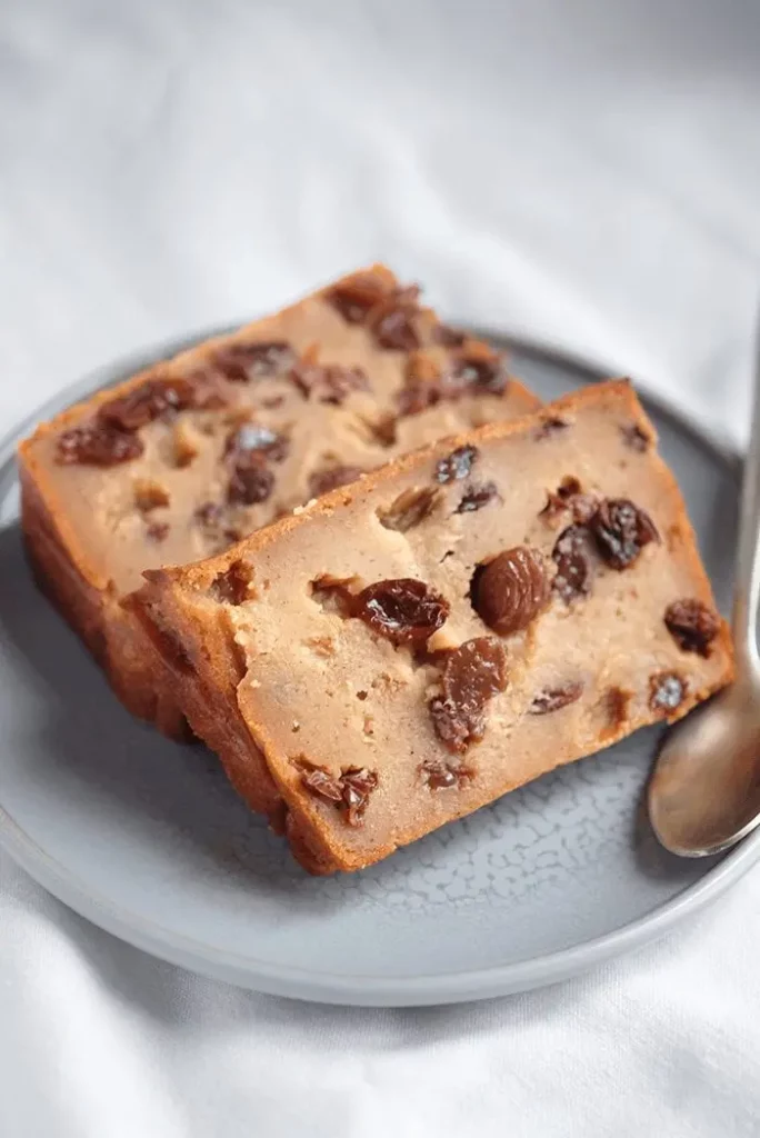 Part de pudding antillais aux raisins dans une assiette