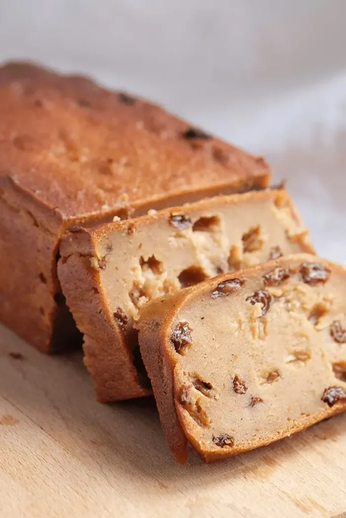 Pudding antillais vegan aux raisins coupé en tranches