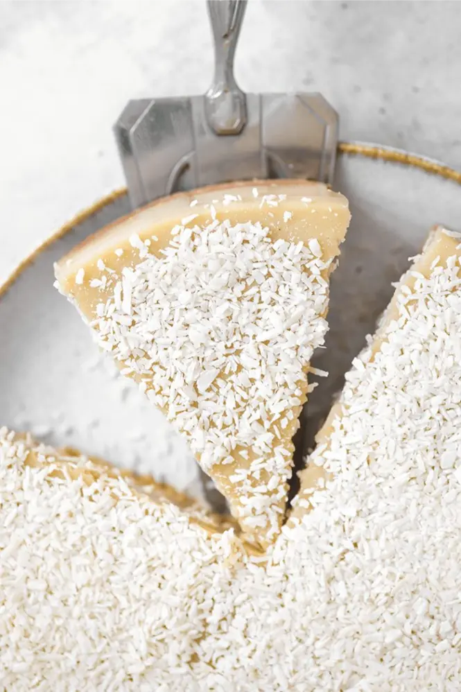Tarte vegan crémeuse à la noix de coco découpée en parts