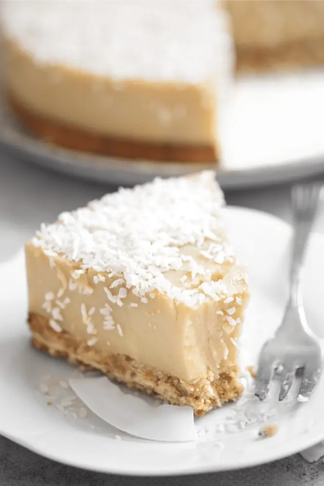 Part de tarte à la noix de coco vegan sur assiette