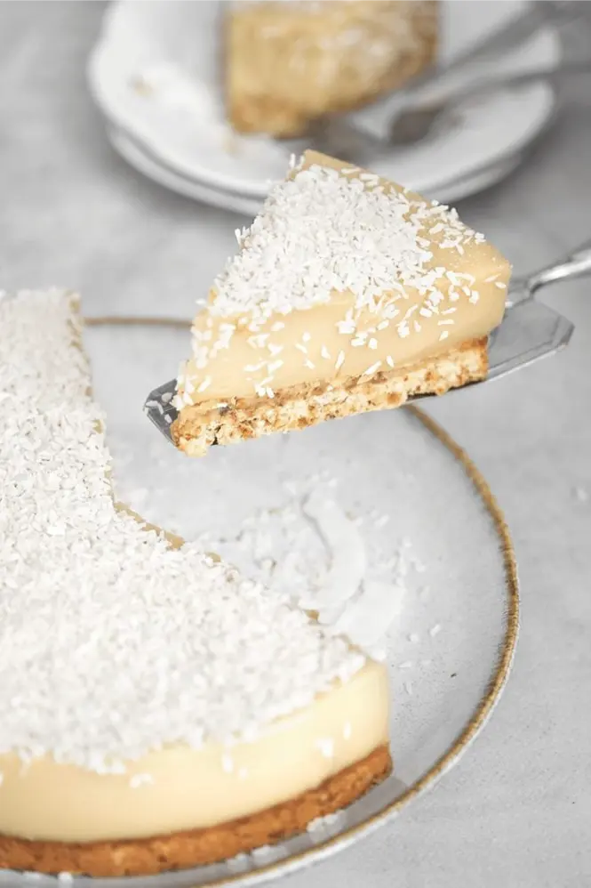 Part de tarte vegan à la noix de coco crémeuse