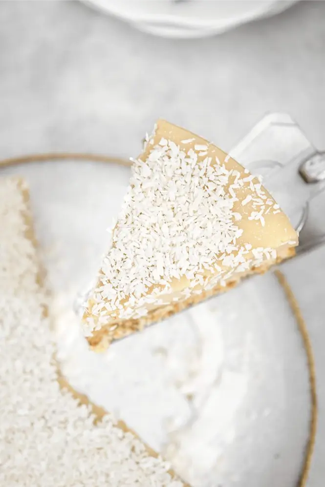Part de tarte coco vegan servie sur une assiette