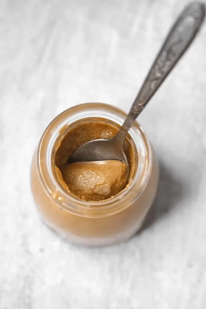 Lait concentré vegan maison avec texture épaisse