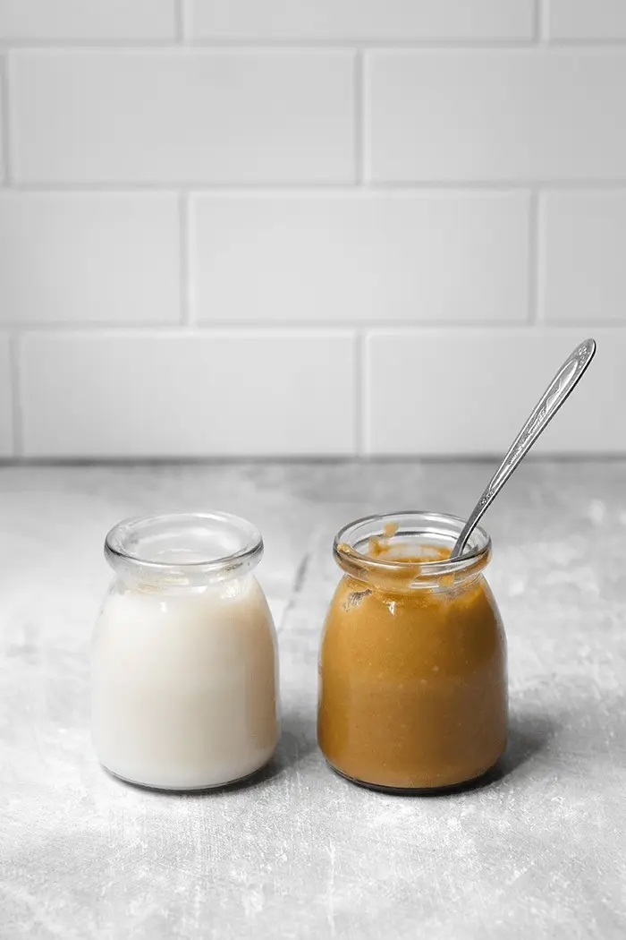 Deux pots de lait concentré vegan maison, version coco et version riz