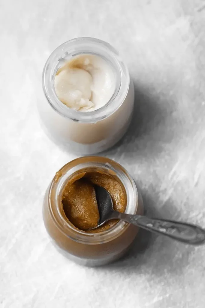 Pots de lait concentré vegan maison avec une cuillère