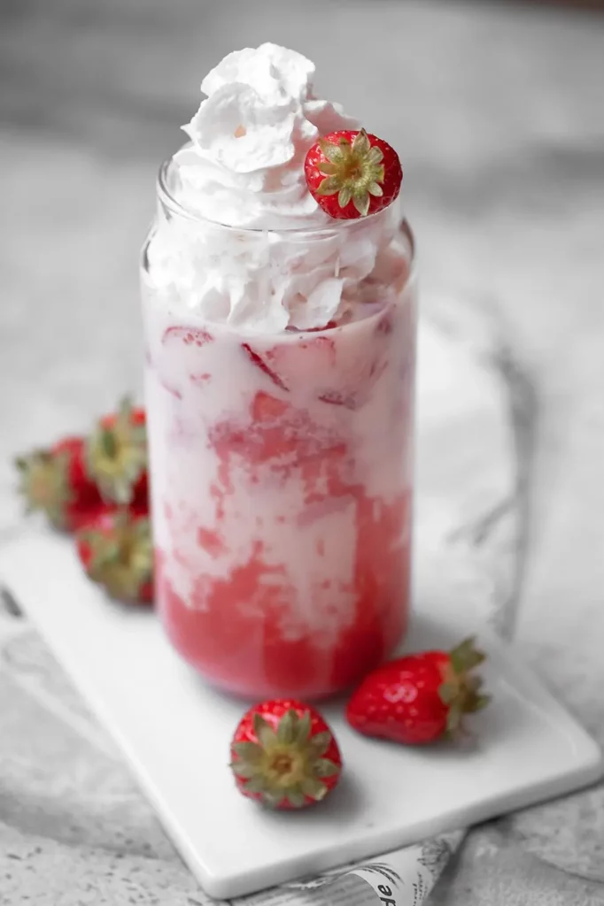 Lait à la fraise vegan avec chantilly dans un verre