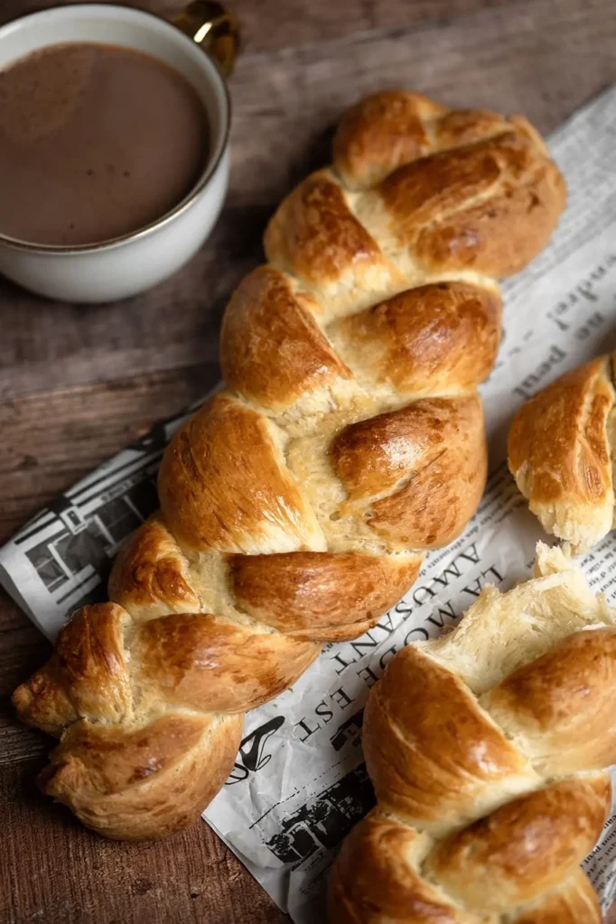 Pain natté antillais servi avec un chocolat chaud