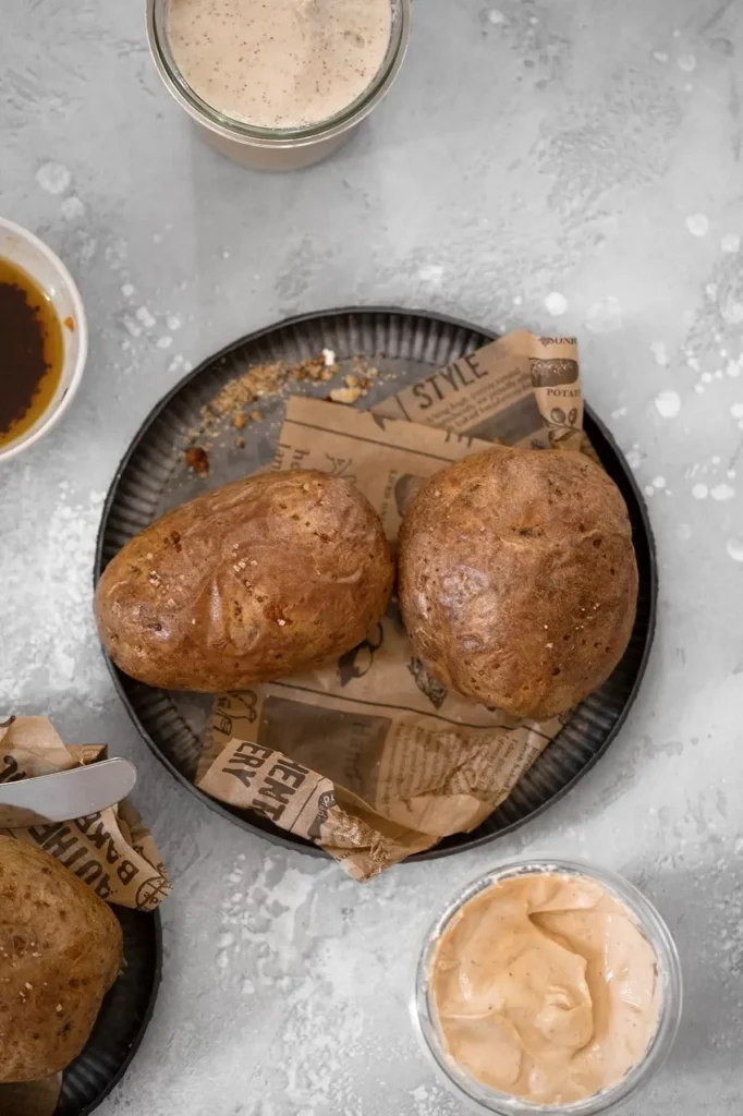 Pommes de terre au four entières avec la peau