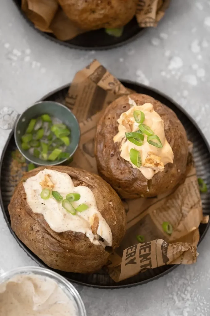 Pommes de terre au four servies avec sauce vegan