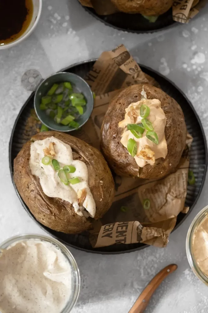 Pommes de terre au four garnies avec une peau croustillante