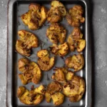 Pommes de terre écrasées au four à l’ail dans un plat noir