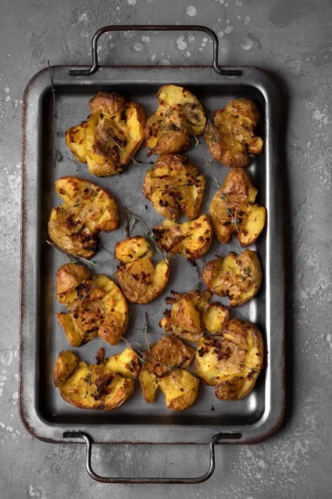 Pommes de terre écrasées au four à l’ail dans un plat noir